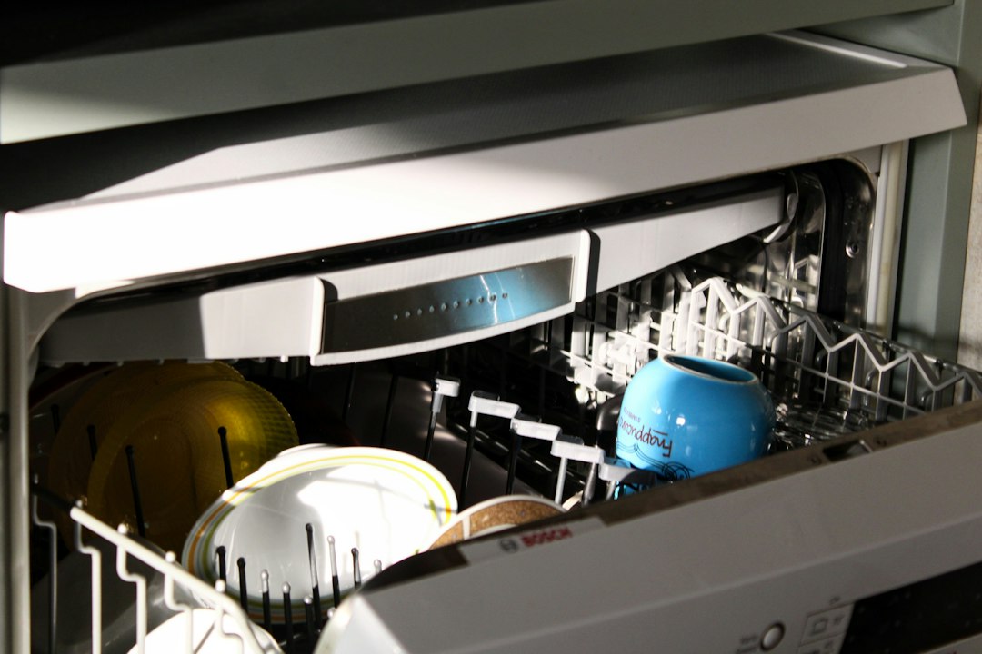 식기세척기 내부에 머그컵을 배치한 모습, 식기 적재 공간 확인 참고